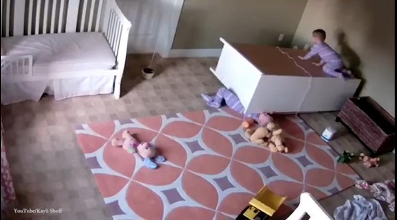 Φοβερό βίντεο: Μωρό 2 ετών σώζει τον δίδυμο αδελφό του που καταπλακώθηκε από έπιπλο (video)