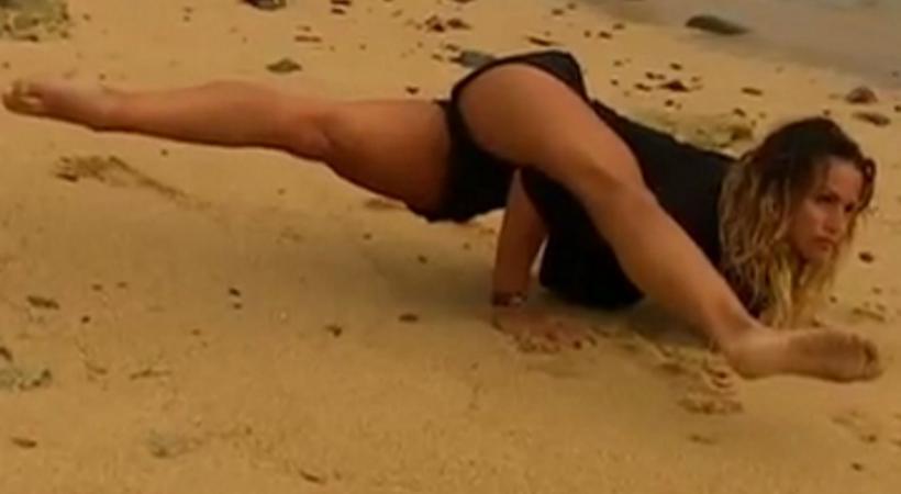 Survivor: Οι απίστευτα sexy ασκήσεις yoga της Σόφης Πασχάλη στην παραλία (video)