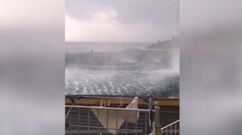 Σπάνιο φαινόμενο στην Κέρκυρα: Τεράστια «ρουφήχτρα» στη θάλασσα! (video)