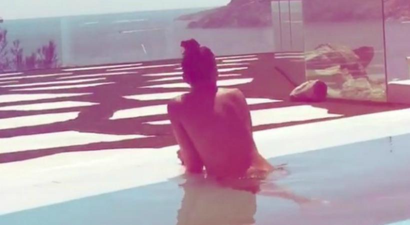Φρεσκοχωρισμένη Ελληνίδα τραγουδίστρια ποζάρει topless σε πισίνα της Μυκόνου!