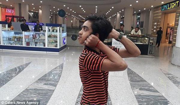 Ο «άνθρωπος κουκουβάγια»: 14χρονος γυρίζει το κεφάλι 180 μοίρες χωρίς να σπάει