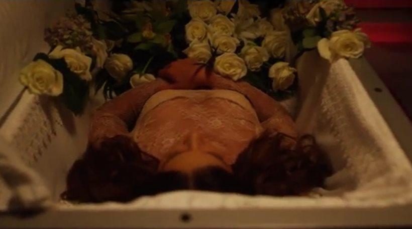 Σάλος με το νέο βίντεο κλιπ της Στικούδη – Τραγουδάει κάνοντας την «κηδεία» της (video)