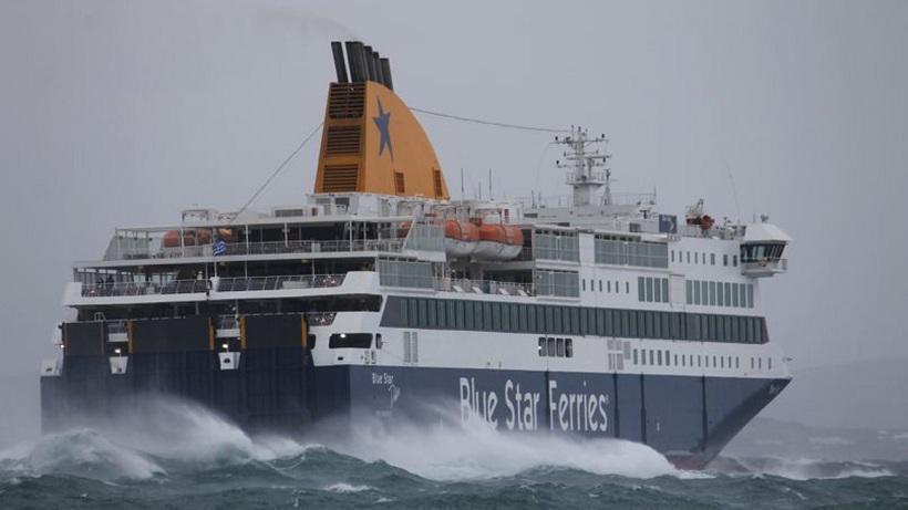 Μάχη με τα κύματα του Blue Star Delos στο λιμάνι της Τήνου