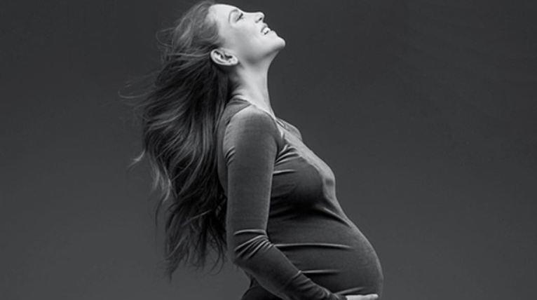 Αθηνά Οικονομάκου: Οι πρώτες φωτογραφίες από το μαιευτήριο μετά την γέννηση του γιου της