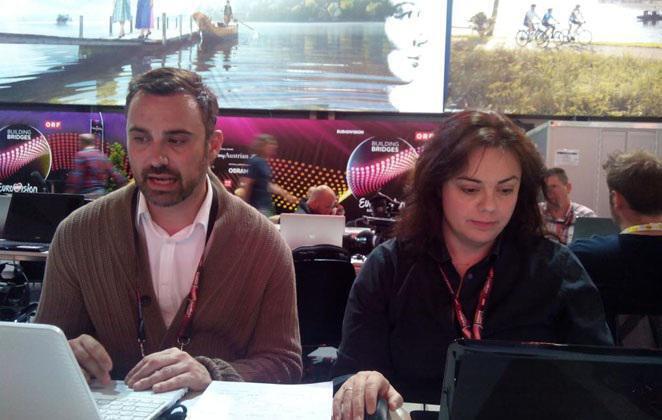 Σχολιαστές του καναπέ – Να τι έκαναν Καπουτζίδης και Κοζάκου στον ημιτελικό της Eurovision (pic)