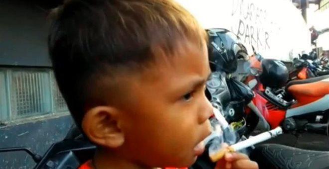 Αγοράκι μόλις 2 ετών καπνίζει 40 τσιγάρα την ημέρα (video)