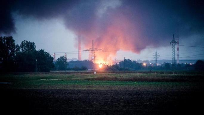 Γερμανία: Εκρηξη και πυρκαγιά σε διυλιστήριο – 8 τραυματίες