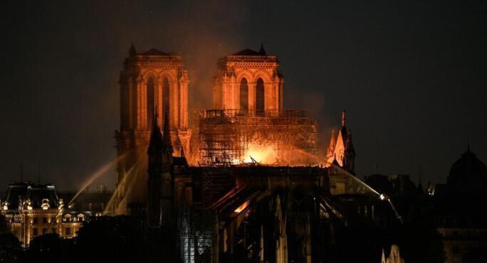 Παναγία των Παρισίων: Σώθηκε από ολική καταστροφή, λένε οι πυροσβέστες