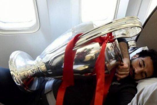 Λίβερπουλ: Φοβερός Σαλάχ! Κοιμήθηκε με την κούπα του Champions League (pics)