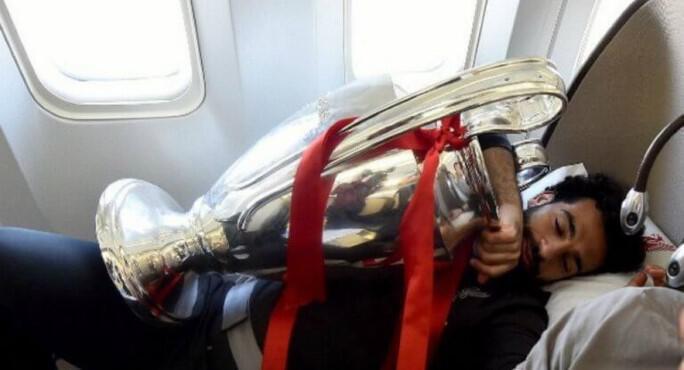 Λίβερπουλ: Φοβερός Σαλάχ! Κοιμήθηκε με την κούπα του Champions League (pics)