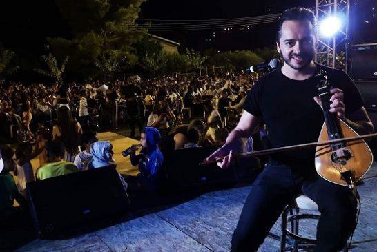 Nίκος Βεζυράκης: Ποιος είναι ο λυράρης που έχει κάνει Κρήτη-Αθήνα-Κύπρο να χορεύουν στους ρυθμούς της λύρας του