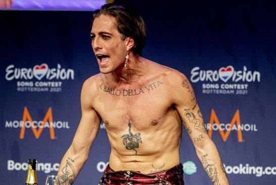 Eurovision: Με πατερίτσα ο Damiano των Maneskin, λίγο πριν την εμφάνισή του στο μεγάλο τελικό