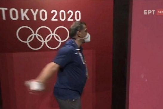 Πύρρος Δήμας: Ακυρώθηκε αθλήτρια του και έριξε μπουνιά σε τοίχο (video)