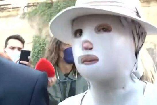 Επίθεση με βιτριόλι: Με ειδική μάσκα στο δικαστήριο η Ιωάννα Παλιοσπύρου 