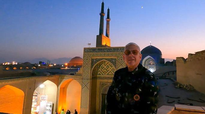 Ο Τάσος Δούσης και οι «ΕΙΚΟΝΕΣ» συνεχίζουν το ταξίδι τους στο Ιράν και επισκέπτονται τη Γιαζντ