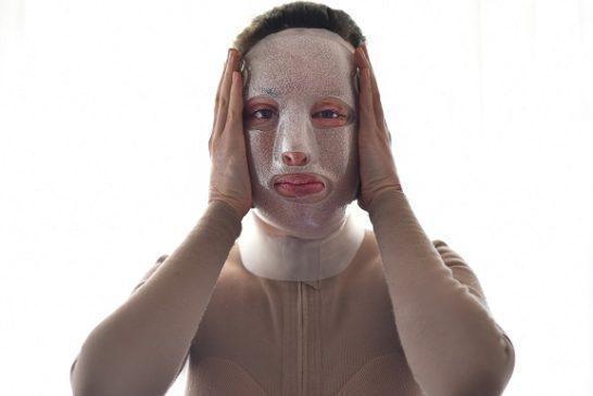 Η Ιωάννα Παλιοσπύρου βγάζει τη μάσκα και αποκαλύπτει το πρόσωπό της