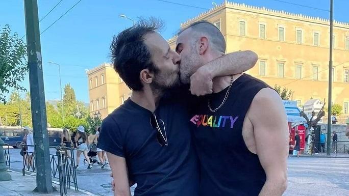 Αύγουστος Κορτώ: Το δημόσιο φιλί στον σύζυγό του στο Athens Pride