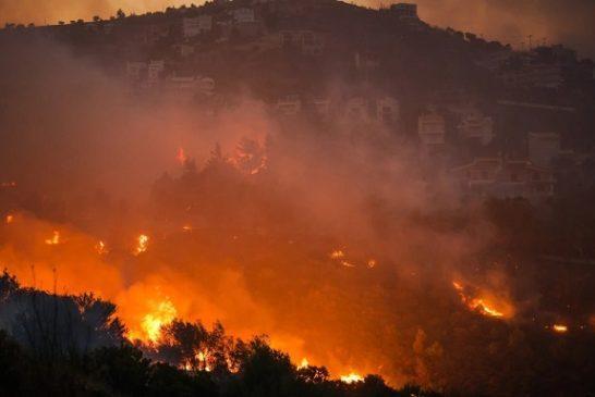 Δραματική νύχτα στην Πεντέλη: Η φωτιά καίει ανάμεσα – Ετοιμάζονται δυνάμεις του στρατού