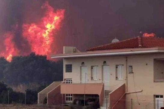 Η φωτιά μπήκε στα Βατερά Λέσβου, καίγονται σπίτια – Δείτε βίντεο
