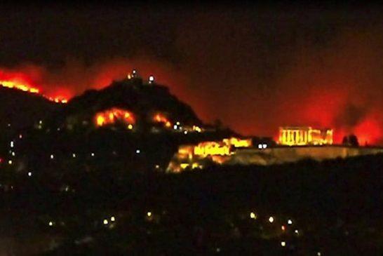 Συγκλονιστικό πλάνο της Ακρόπολης με φόντο την πυρκαγιά στην Πεντέλη!