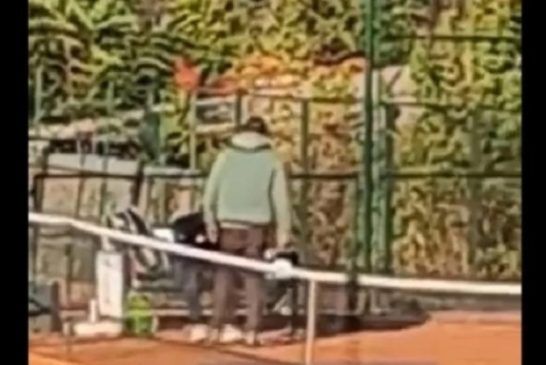 Απίστευτες εικόνες: Πατέρας – προπονητής τένις δέρνει και κλωτσάει την 14χρονη κόρη του στην προπόνηση!