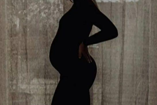 Γνωστή παρουσιάστρια είναι έγκυος, αλλά το κρύβει