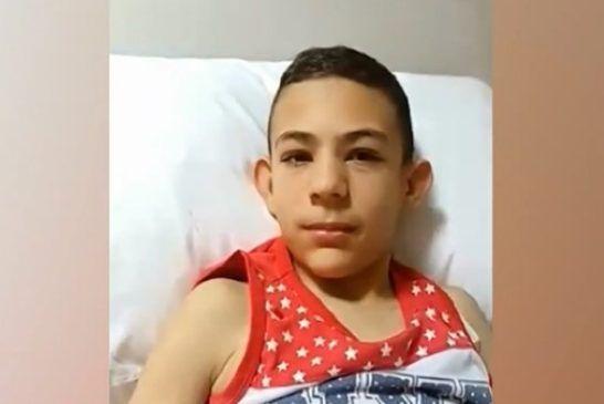 Συγκινητικό βίντεο: Ο 14χρονος Αγγελος ευχαριστεί τους γονείς του Γρηγόρη «που μου έδωσαν το νεφρό»