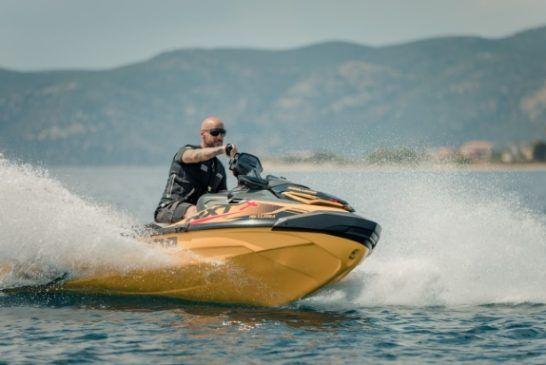 Ο Άρης Λουμάκης «σκίζει» τα κύματα με το jet ski του και εντυπωσιάζει (photos)