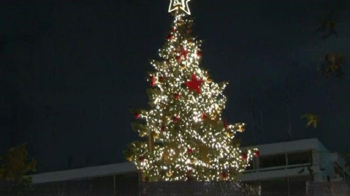 Χριστούγεννα 2023: Η Αθήνα φόρεσε τα καλά της – Φωταγωγήθηκε το δέντρο στο Σύνταγμα
