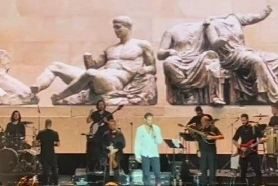 Κωνσταντίνος Αργυρός: Τραγούδησε την «Αθήνα μου» στο Τορόντο με φόντο τα Γλυπτά του Παρθενώνα και αποθεώθηκε