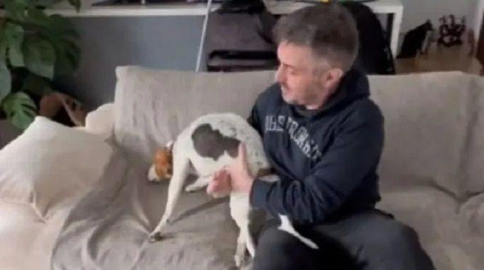 Μιχάλης Χατζηγιάννης: Το τρυφερό βίντεο με τη σκυλίτσα του που δεν μπορεί να περπατήσει