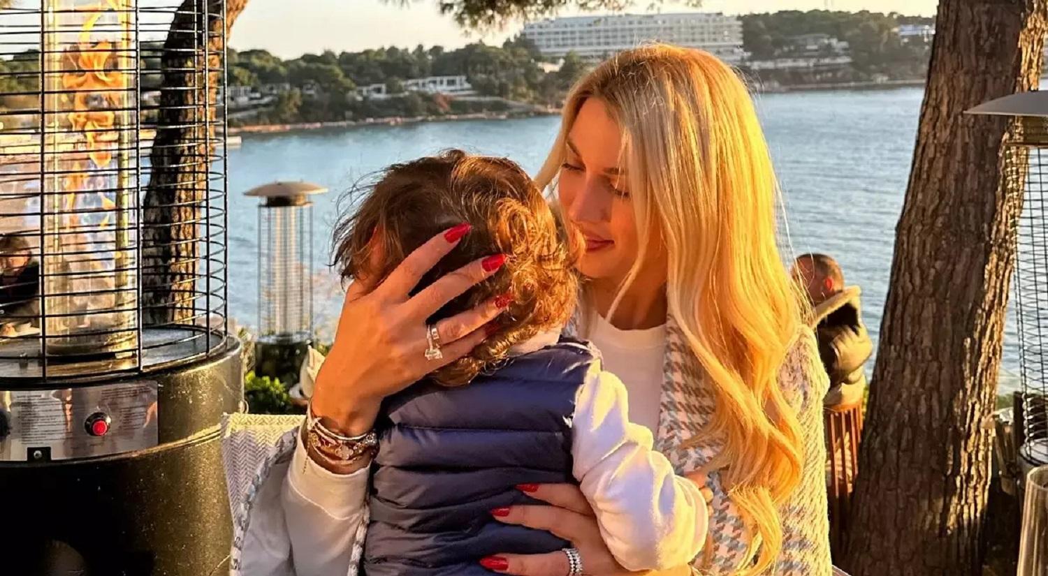 Κωνσταντίνα Σπυροπούλου: Διαβάζει παραμύθι στον ενός έτους γιο της – Η τρυφερή φωτογραφία