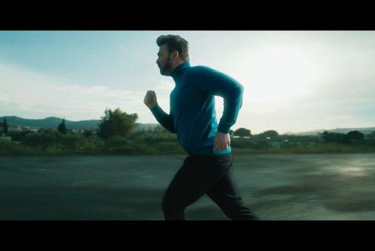 Ο Γιώργος Σαμπάνης διανύει μια ολόκληρη ζωή σε λίγα λεπτά στο νέο video clip για το super hit «Ρώτα»